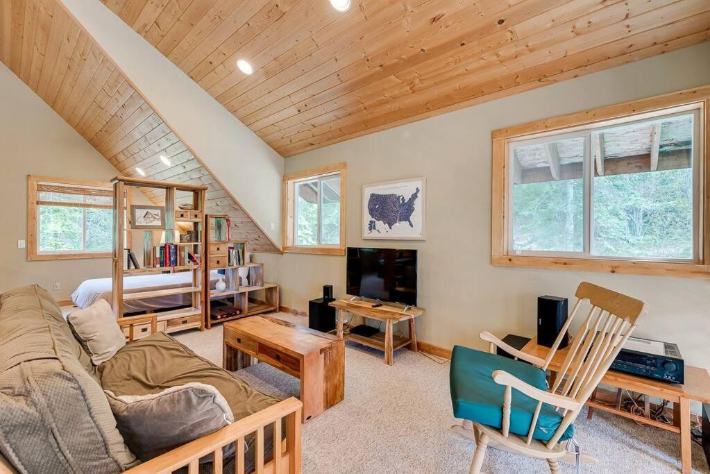 Hot Tub Cool Views: Roaring Creek Cabin ليفينورث المظهر الخارجي الصورة