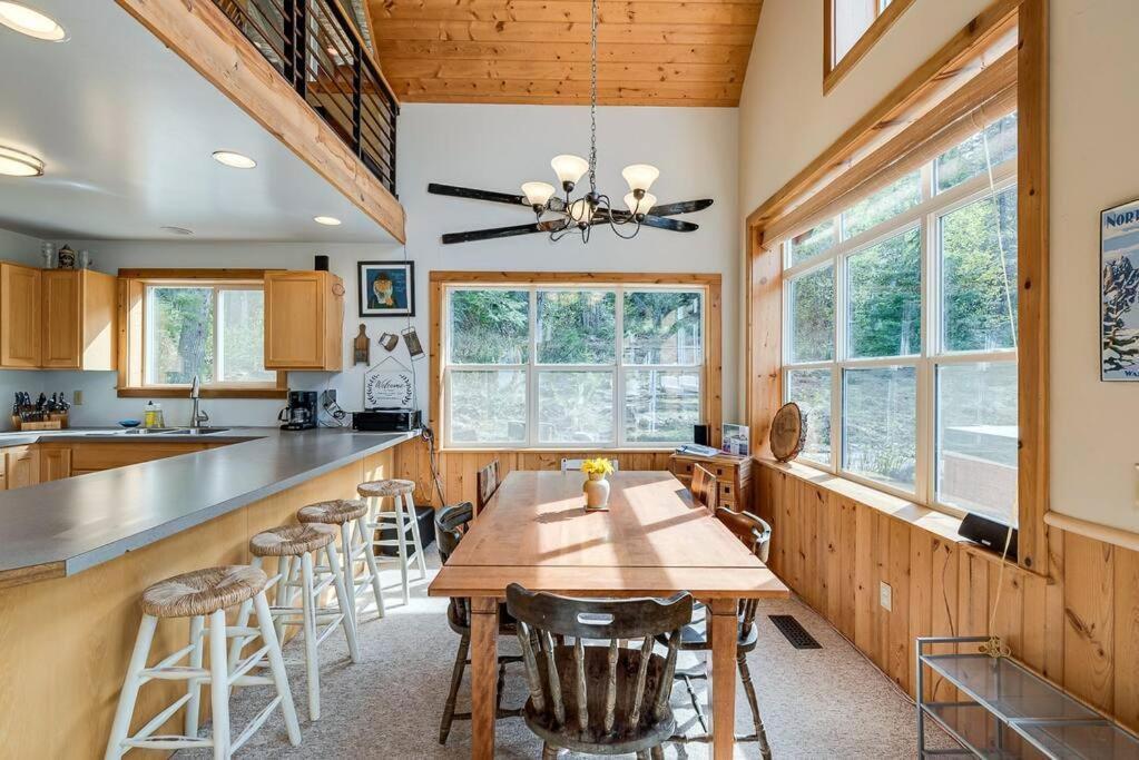 Hot Tub Cool Views: Roaring Creek Cabin ليفينورث المظهر الخارجي الصورة