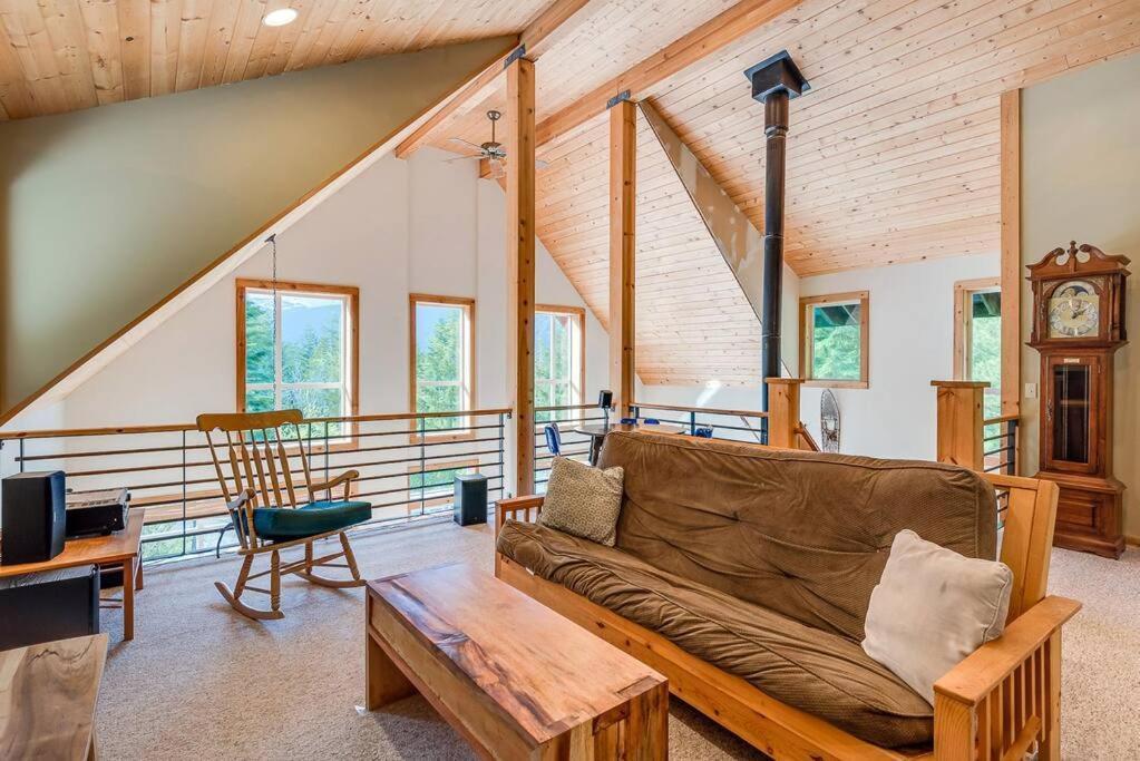 Hot Tub Cool Views: Roaring Creek Cabin ليفينورث المظهر الخارجي الصورة